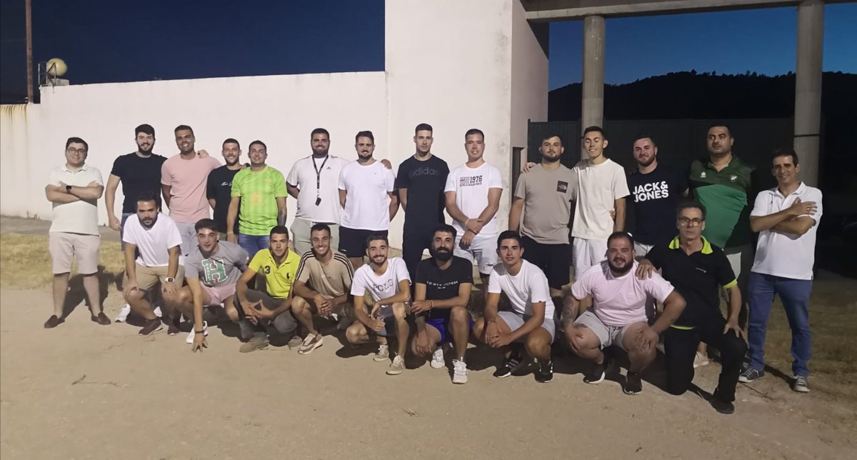 Esta noche hemos mantenido en nuestro Campo Municipal de Fútbol 'La Gavina' un primer encuentro con gran parte del equipo de absoluta que este año vamos a poner en marcha. 
Nuestro objetivo principal es volver a poner el FÚTBOL en nuestro pueblo en lo más alto. 
 ¡¡VAMOS VERDES!!