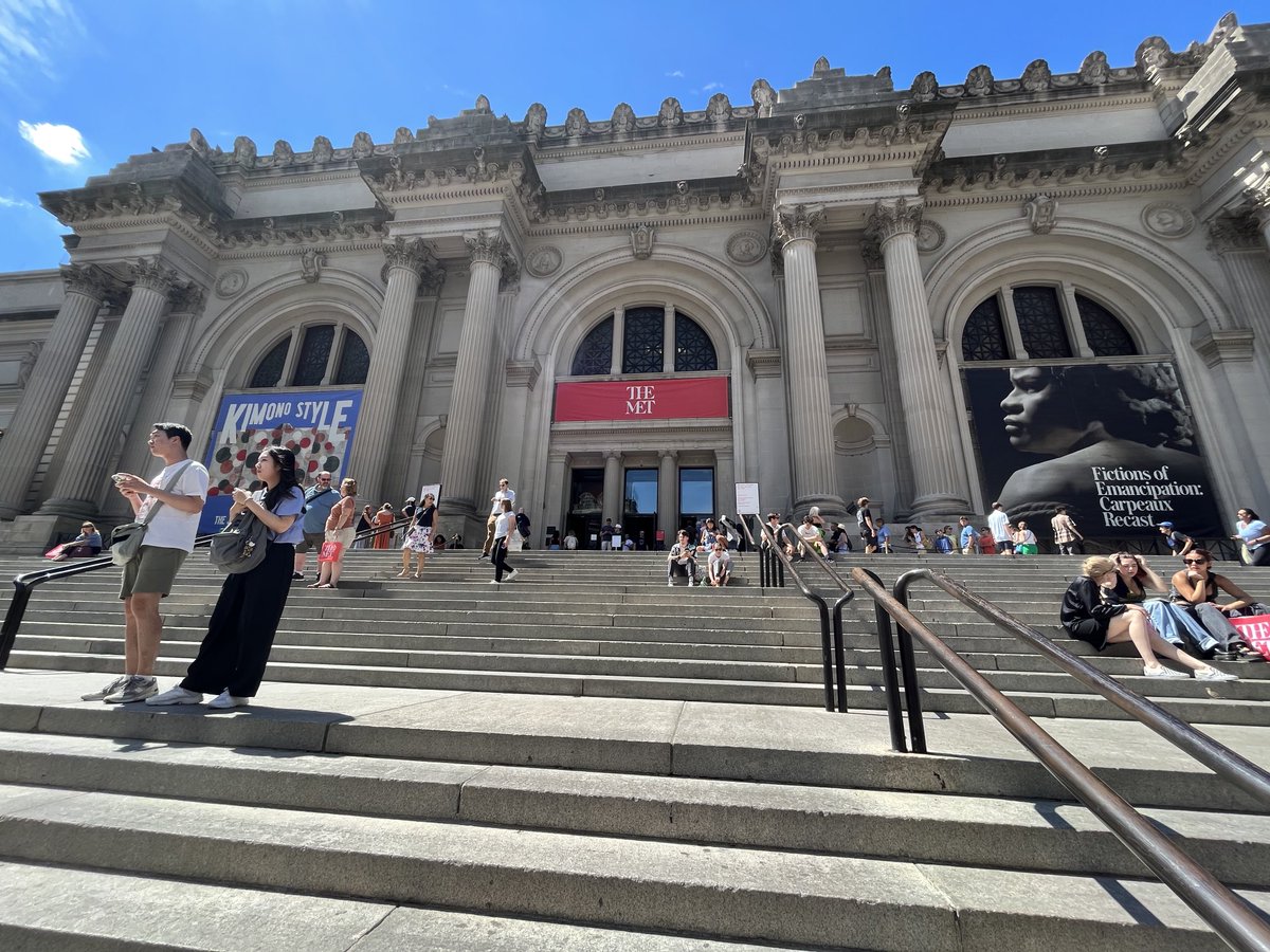 revmahoney's tweet image. Heading into the Metropolitan Museum of Art in New York City. I haven’t been here in decades and I’m so looking forward to taking a tour. #ArtTransforms #NewYorkStateOfMind