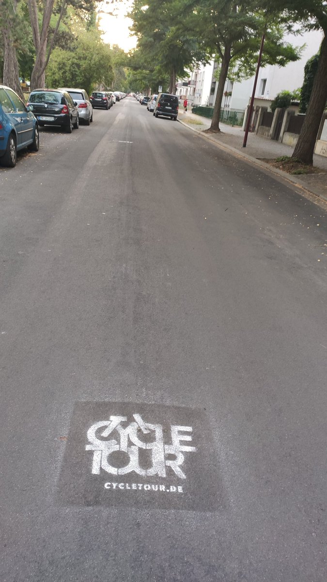 Zielgruppenorientierte Werbung oder kommender Austragungsort des Radrennens zwischen #Braunschweig und #Magdeburg?
#Fahrradstrasse #Goethestrasse <a href="/Ottostadt/">Ottostadt Magdeburg</a>