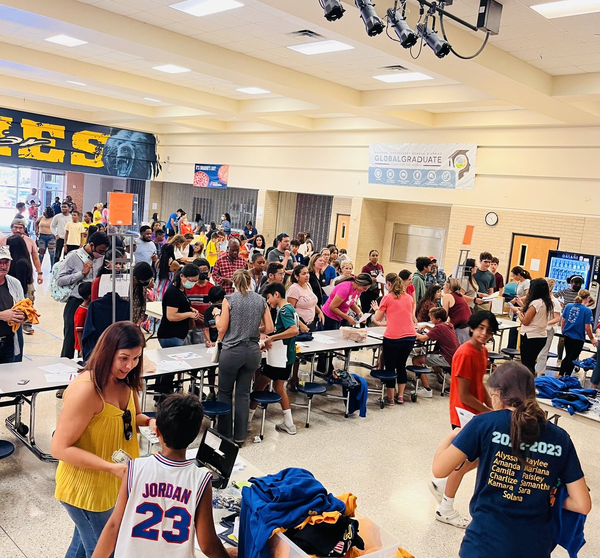 WestBriarMS's tweet photo. West Briar is so excited to be #PowerUp for the 22-23SY…Power Up Night was a huge success❗️ Special thanks to @wbmspto for the #GrizzlyValues teamwork to get school uniforms out‼️ 💻💙👏 https://t.co/HABPUJOH0Q