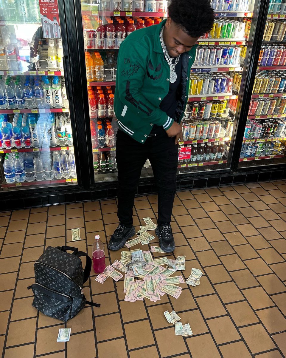bicfizzle's tweet photo. Big backwoods junt full of exotic whatever u need come get it we got it 🥶🥶🕗
#1Klan
#1K4L
#FREERARA 
#1017 https://t.co/7CtKjjELX0