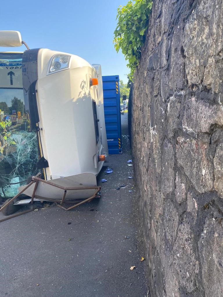 📸 A pedestrian thankfully survived this incident in Newport, finding themselves between the cab and trailer of this lorry as it came to rest!

🚗 Sadly not all incidents end without serious injury or worse, so stay aware and follow the #Fatal5 👇
bit.ly/Fatal5