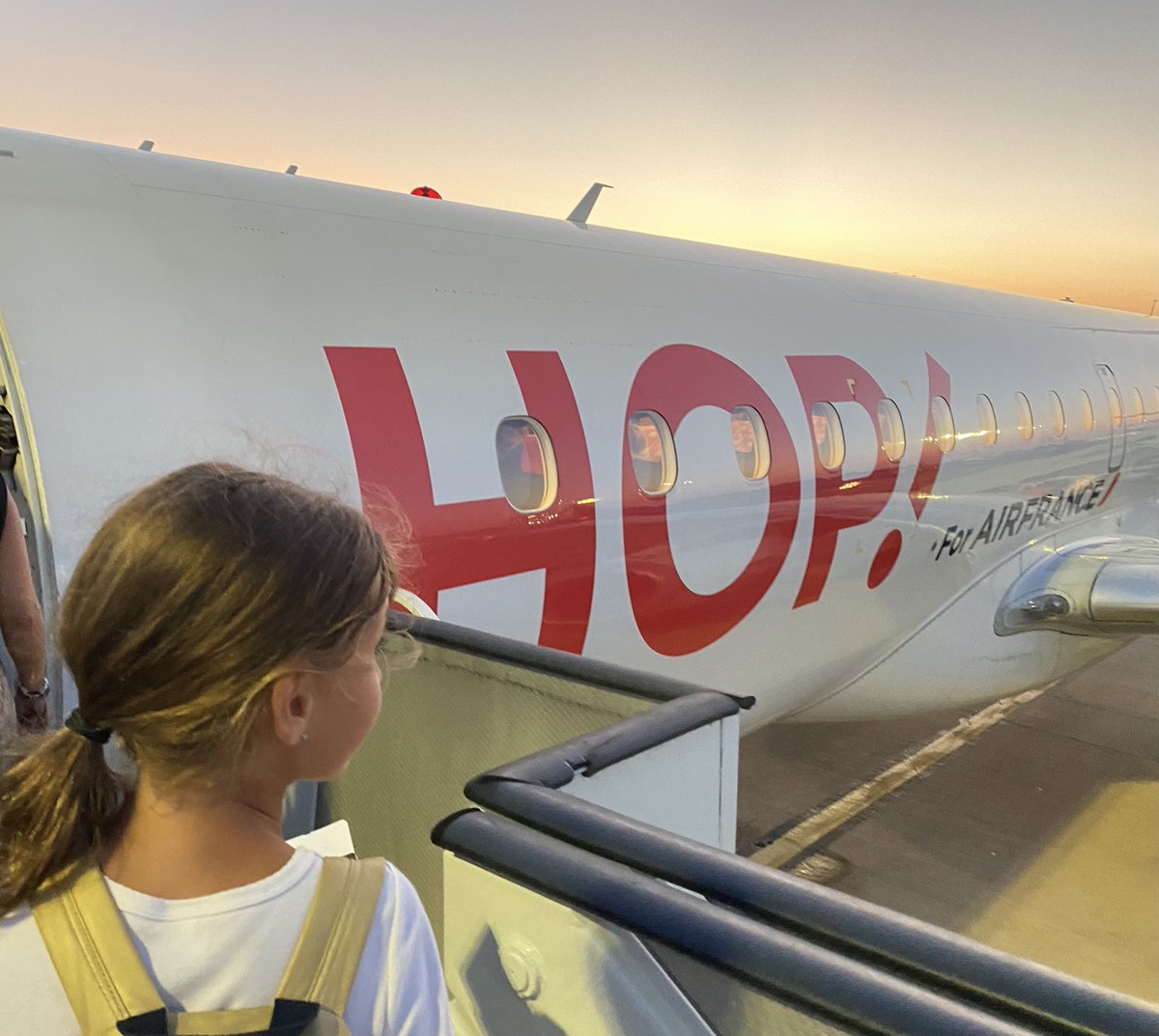 Emicharbonne's tweet photo. Hop la bonne galère! #AirFrance 3h30 de retard dans un aéroport inondé sans aucune information pendant 2h. Aucun personnel sur place pour nous répondre. Un service client qui ferme à 17h, un chat bot perdu. Aucun humain à l’horizon. « no one is in the air or on land! » https://t.co/NxSBOAsUCq