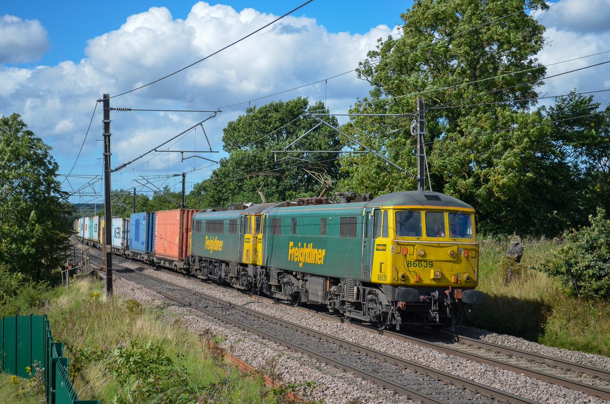 Continuing the #Class86 love and back when 4L92, the 14:03 Ditton FLT to Felixstowe North FLT was booked for Class 86's, 86639 and 86632 have just crossed over Dutton Viaduct heading towards Acton Bridge station. 27/08/2015
