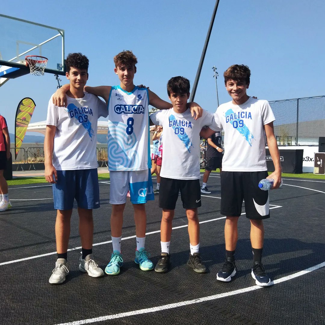 PabloRey_'s tweet photo. E rematou o #FamilyDay @omarisquino
Equipo #2K09 chegou a semis e o pasaron fantásticamente ben .....
Para o ano repetimos !!!! #OM22 https://t.co/A8UUVYdQxK