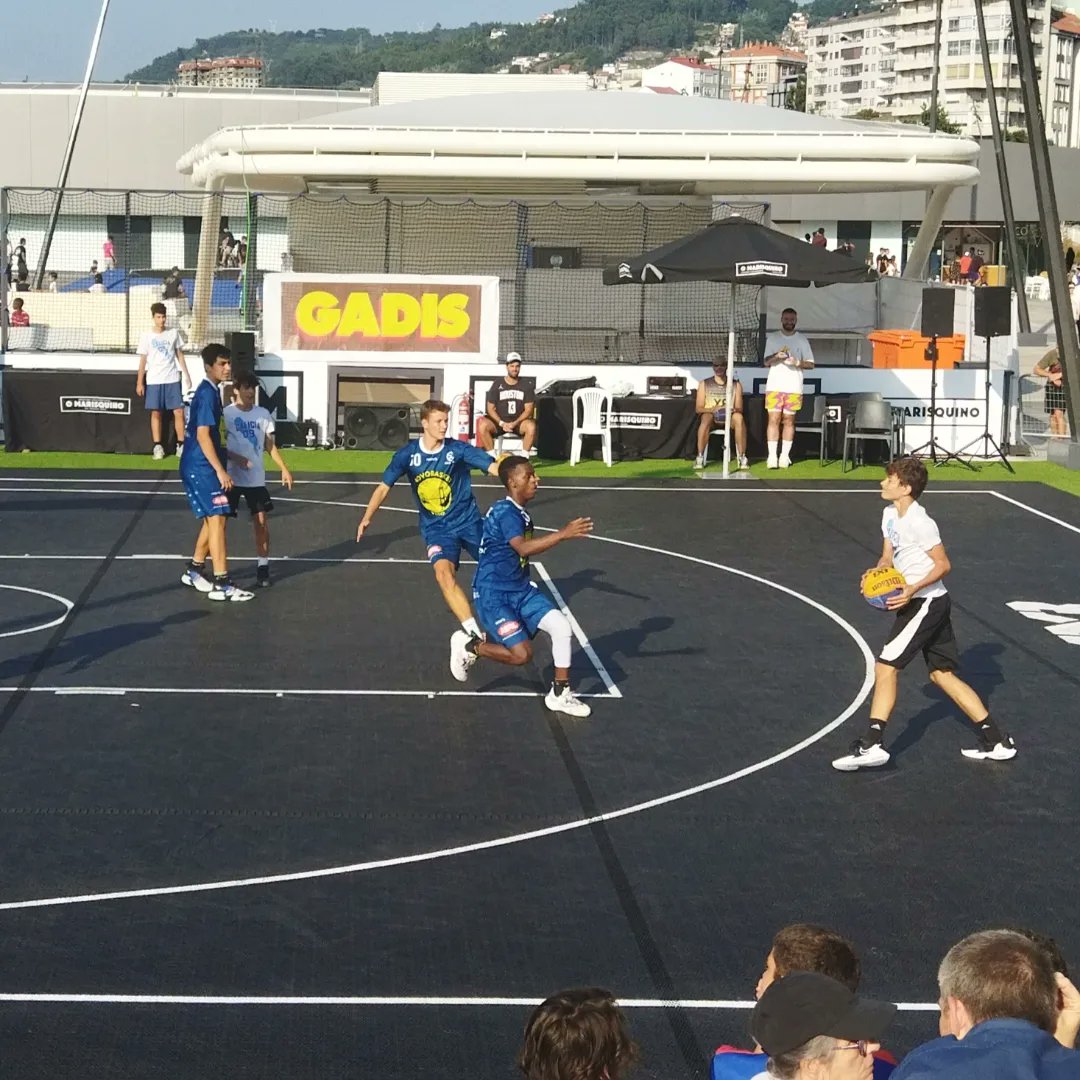 PabloRey_'s tweet photo. E rematou o #FamilyDay @omarisquino
Equipo #2K09 chegou a semis e o pasaron fantásticamente ben .....
Para o ano repetimos !!!! #OM22 https://t.co/A8UUVYdQxK