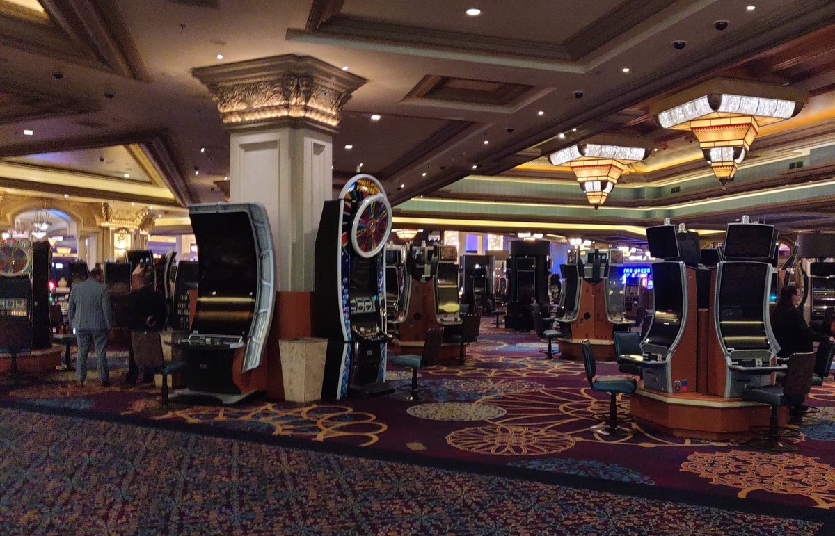 MalwareJake's tweet photo. The entire gaming floor at Mandalay Bay lost power. It's a blackout at Blackhat and I promise I'm not involved... https://t.co/5FXp9dpAwa