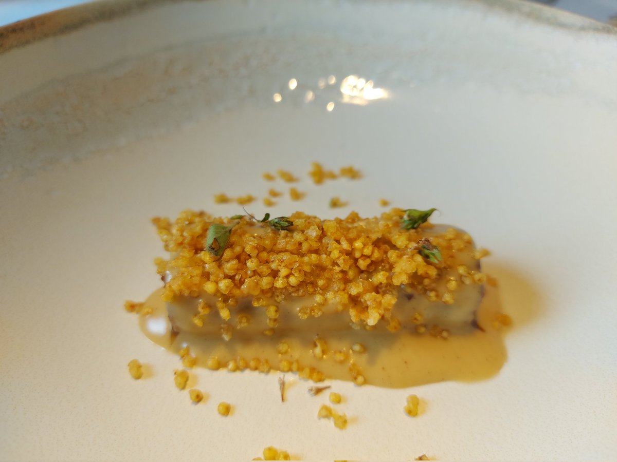 Rte <a href="/PedroMartinoG/">Pedro Martino</a> #Caces #Asturias 
Coulant de cocido astur, tapa ganadora en el concurso de Valladolid de pinchos.
Remolacha eco a la sal con pilpil de bacalao.
Manzana ácida con unto."Pistoreya" d bonito (parpatana),con escabeche d "miyu" (mijo). 
👏