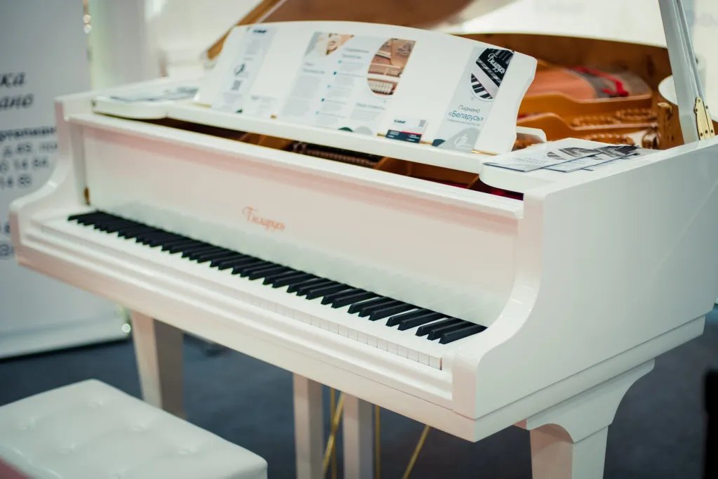 🔥 Você tâ assistindo o #piano, certo? 😎 🎼 Em 2018, a equipe da Fábrica de Piano em #Minsk montou a produção de novos maravilhosos pianos '#Belarus' 🇧🇾. O ambicioso projeto reuniu artesãos profissionais e tecnólogos da indústria 🎹. Para saber 💲 e comprar: 📧 info@pianobel.by