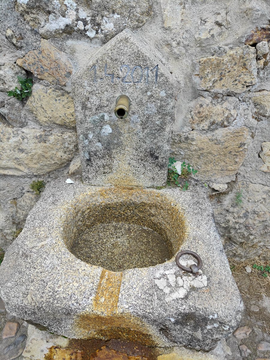 ovijad's tweet photo. Después de más de una hora corriendo a treinta y pico grados, llegas a tu fuente favorita y te la encuentras así.#Candelario https://t.co/zyQz0qFZLU