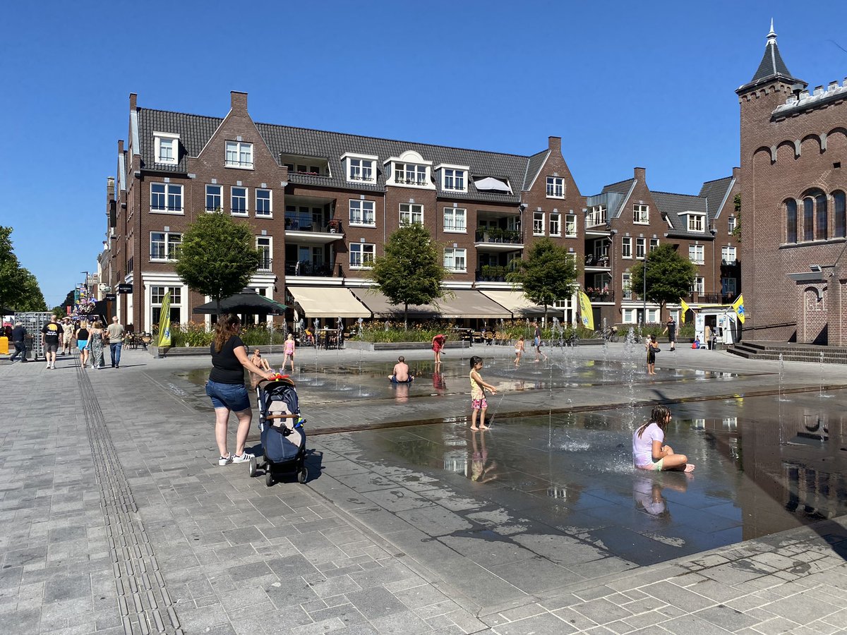 JanZwAalden's tweet photo. #Pulledagen, gezellig maar deze keer wel zweten! Complimenten voor de organisatie, #BinnenstadHoogeveen, winkeliers en standhouders. Ze maakten er in #Hoogeveen weer een ontspannen evenement van. Onze boeren voerden daarnaast een mooie en publieksvriendelijke actie. Respect!!! https://t.co/1hd2JBaecE