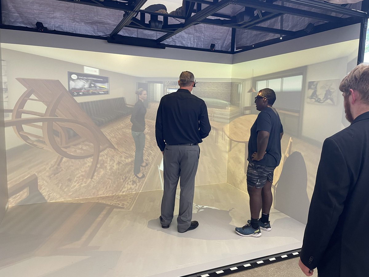 Great event in the #MakerSpace with <a href="/EMDiS_CSU/">EMDiS Center @ Cleveland State</a> members discussing senior design project partnerships with 30+ industry reps. #wemake #ready2go #engineers