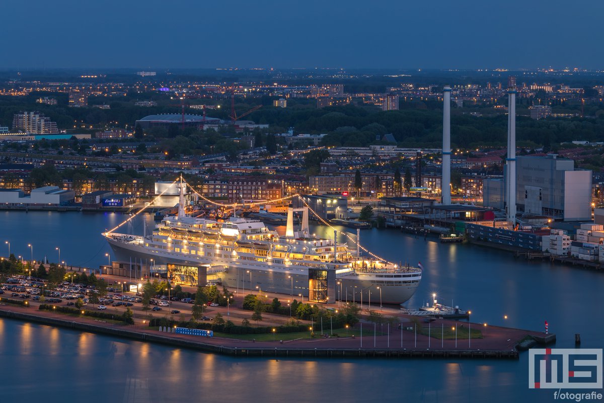 Het #ssRotterdam in #Rotterdam #Katendrecht #Zuid #skyline #fotograaf #photographer #weerfoto #blauweuurtje #cruiseschip

Meer op: ms-fotografie.nl