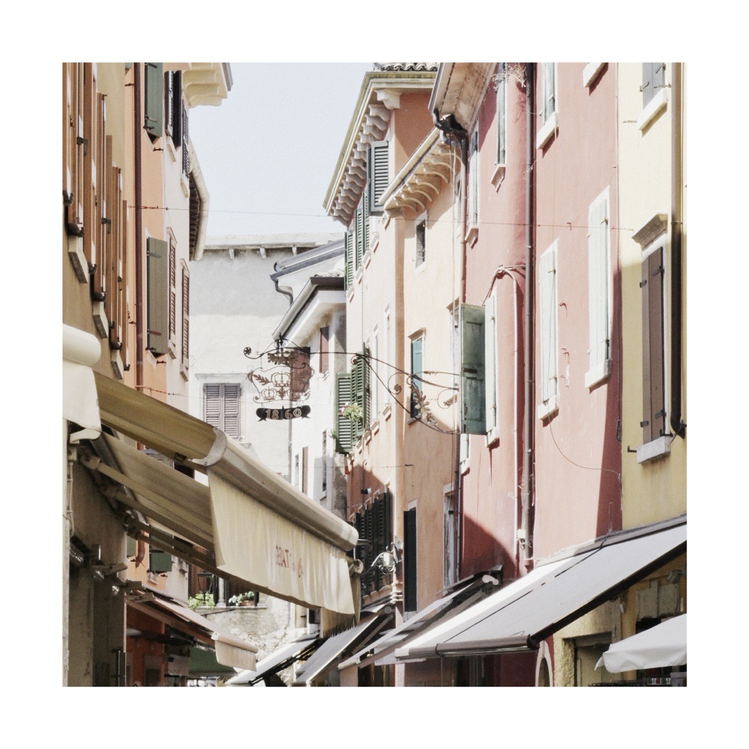 aboutgrau's tweet photo. layering #instagram #photo #summer #lakegarda #italy #cityscape #alley #village #picket #bar #tryptych #holiday #latergram #lumix #darkroomapp
https://t.co/5bnrAJUZw1 https://t.co/n9HoFd6O9d