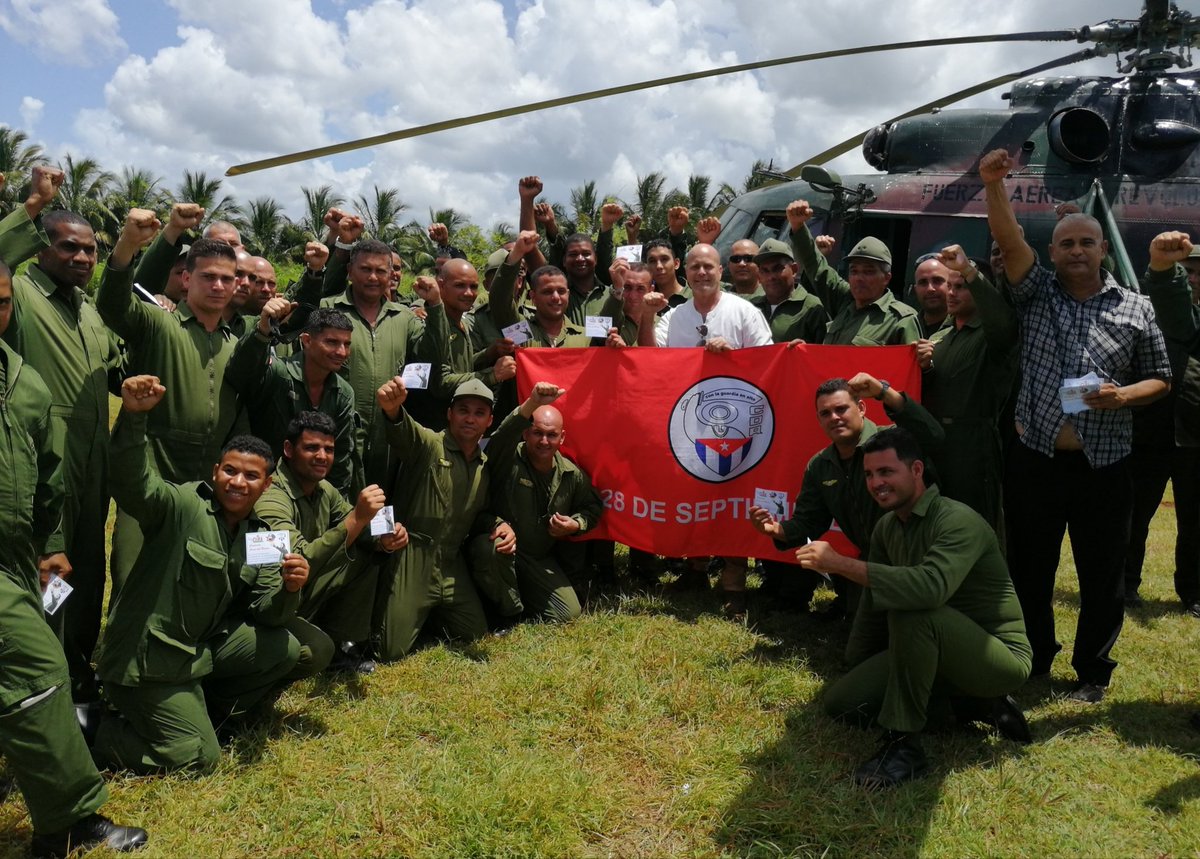 Modesto pero sentido reconocimiento cederista a nuestros héroes de la Fuerza Aérea Revolucionaria. #Cuba #FuerzaMatanzas #CDRCuba #SomosDelBarrio