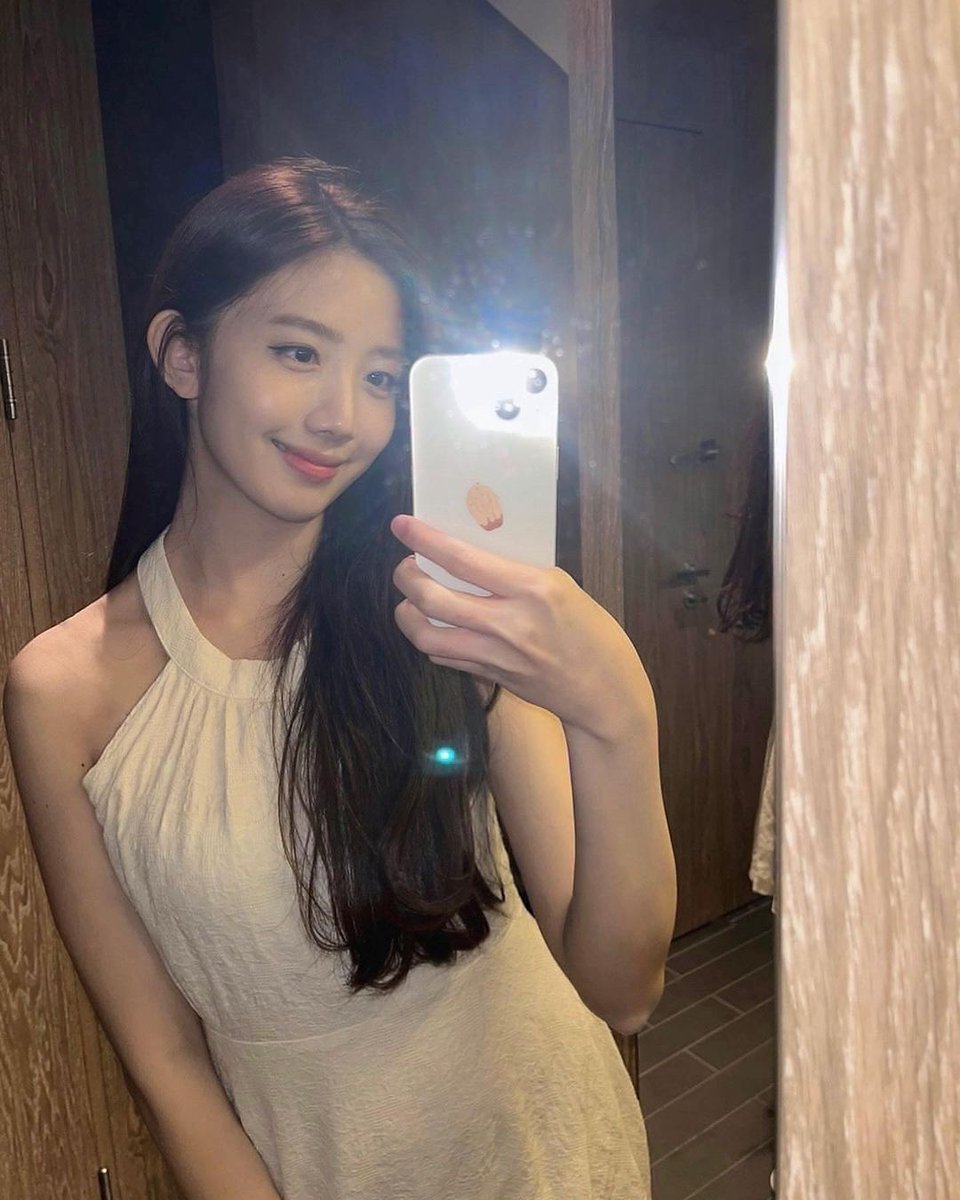 YujuINTL's tweet photo. [IG] (trans) 20220811 #유주 #YUJU 
@.uzoo_c 
The mirror is sparkling

@cherrybullet #CherryBullet #체리블렛 https://t.co/js6Qt4AMAC