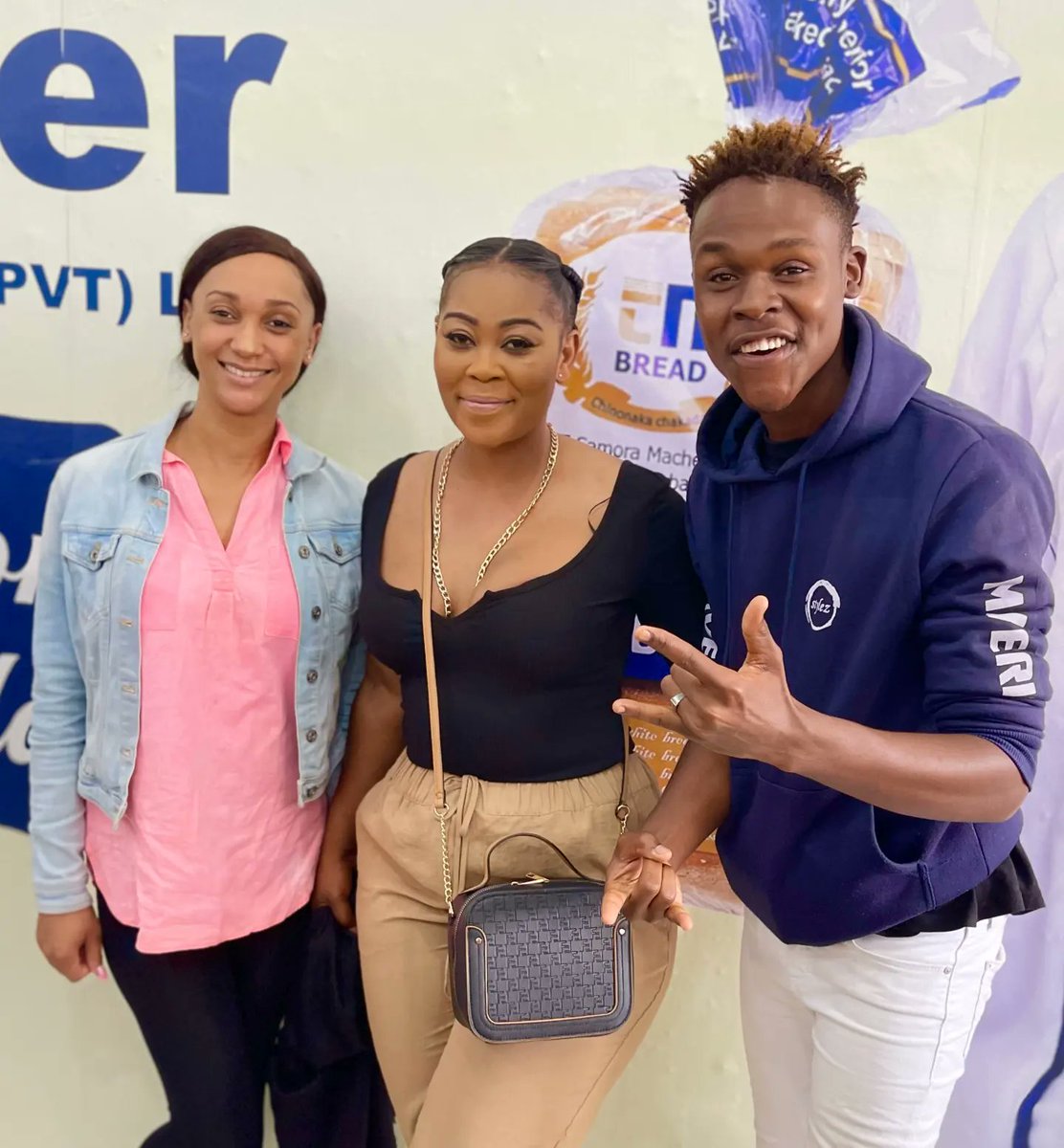 Hazvisi zvekunyeba kuti chingwa cheku @the_tn_baker
chinonaka chakadaro 😋😋 🍞🍞 bvunza @madambosszim
, @cody_rankmarshall_official
kana @jahmaster_zw
.
. 
Follow @the_tn_baker
Follow @the_tn_baker
Follow @the_tn_baker