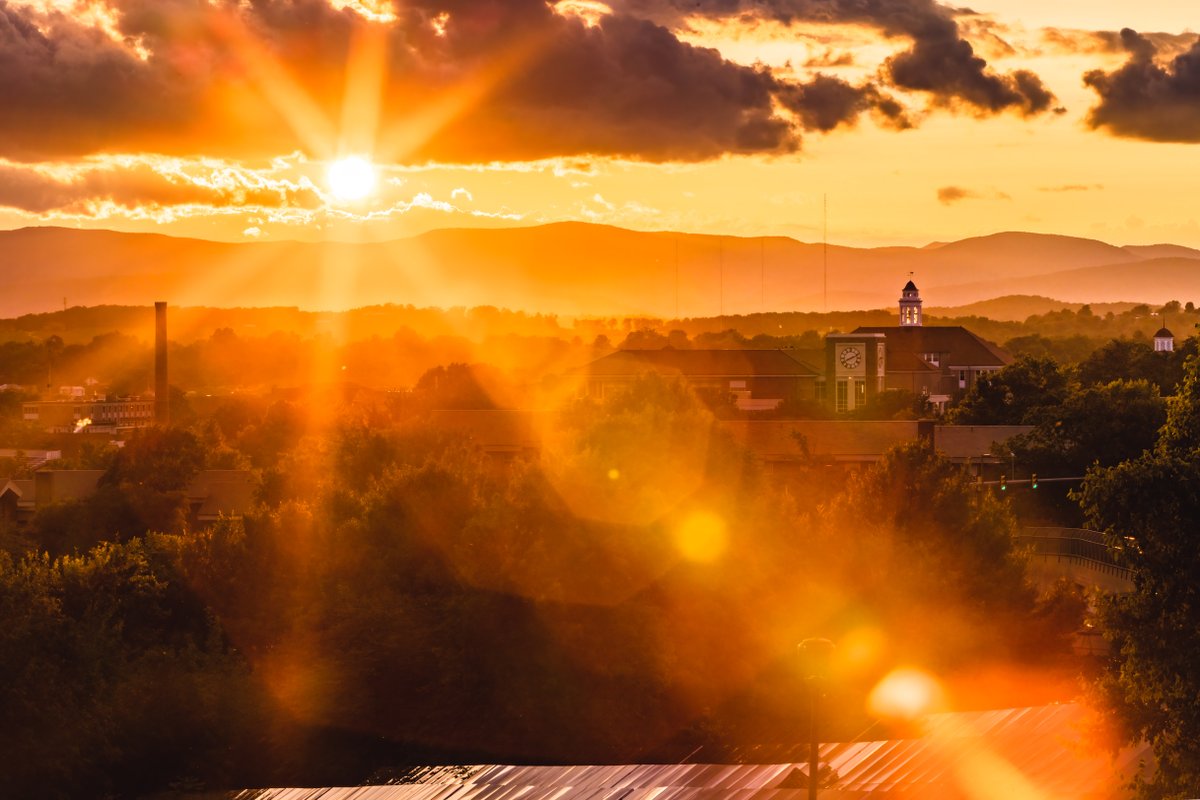 JMU's tweet photo. Sunrays at sunset. ☀️ https://t.co/y4utdI2AZZ