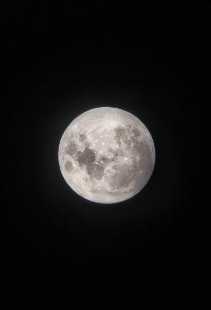 PlutonicAstro's tweet photo. Here's a photo I just took of tonight's Full Moon in Aquarius. Saturn was close by and incredible to look at too. https://t.co/MfpDTpqhQ7