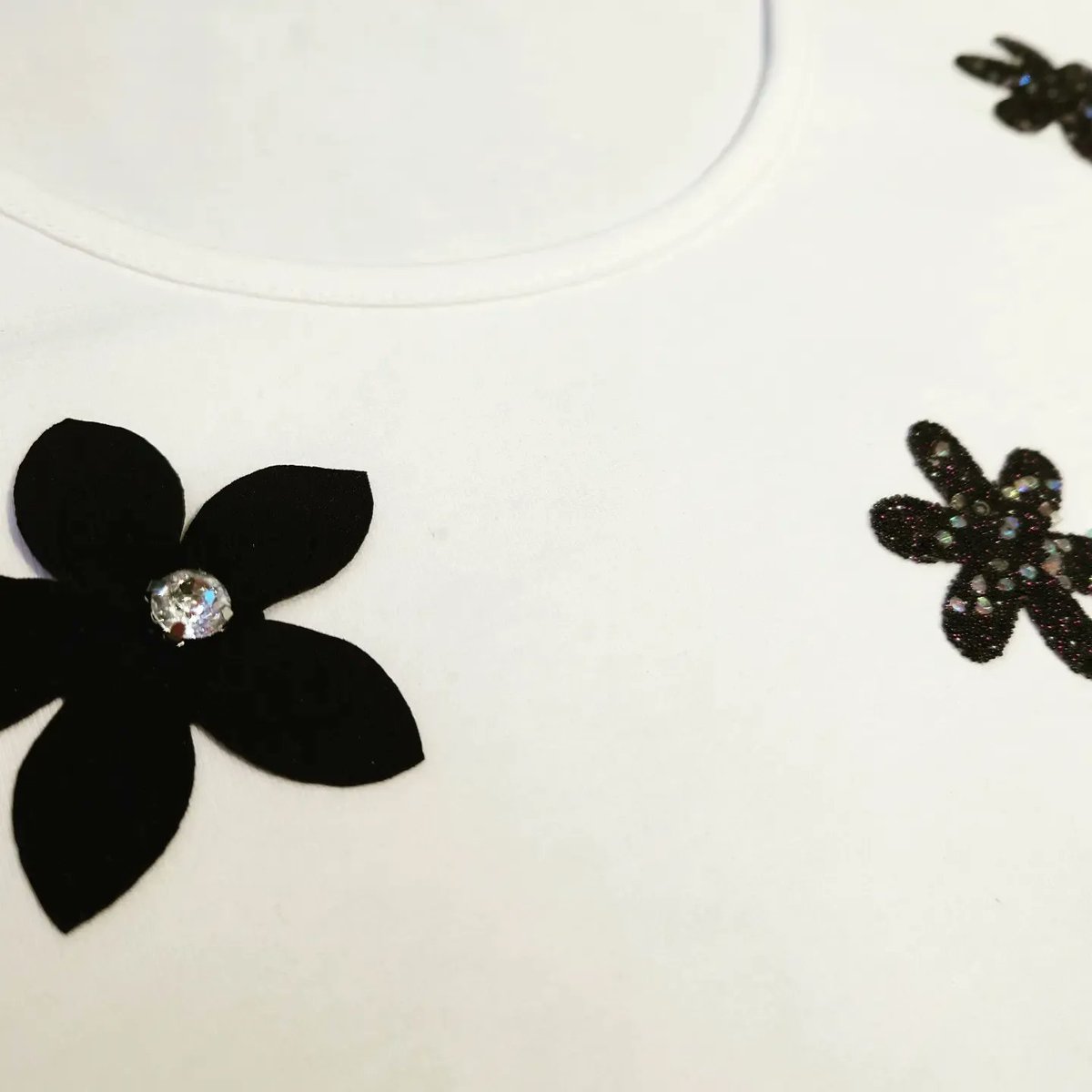 NoblePearl's tweet image. 当店でお取り扱いしている #インポート #Tシャツ。
#エクセーヌ の #お花 や #ラインストーン #ラメ が #お洒落 ですね。

【LOLITAS&amp;amp;L】
綿 90％
ポリウレタン 10%
Lサイズ
縫製 ポルトガル製
14,000円+税

#銀座 #オートクチュール #ノーブルパール #洋裁 #洋装 #仕立て #オリジナル #オーダーメイド