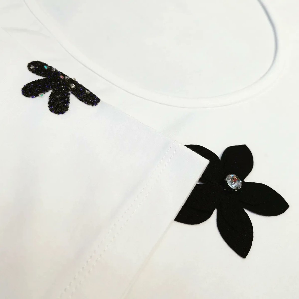 NoblePearl's tweet image. 当店でお取り扱いしている #インポート #Tシャツ。
#エクセーヌ の #お花 や #ラインストーン #ラメ が #お洒落 ですね。

【LOLITAS&amp;amp;L】
綿 90％
ポリウレタン 10%
Lサイズ
縫製 ポルトガル製
14,000円+税

#銀座 #オートクチュール #ノーブルパール #洋裁 #洋装 #仕立て #オリジナル #オーダーメイド