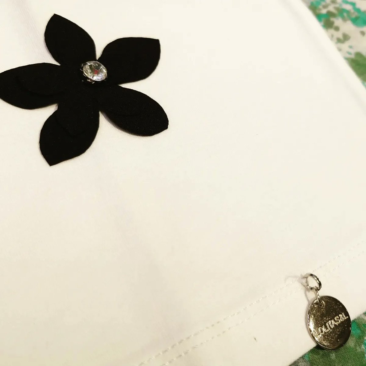 NoblePearl's tweet image. 当店でお取り扱いしている #インポート #Tシャツ。
#エクセーヌ の #お花 や #ラインストーン #ラメ が #お洒落 ですね。

【LOLITAS&amp;amp;L】
綿 90％
ポリウレタン 10%
Lサイズ
縫製 ポルトガル製
14,000円+税

#銀座 #オートクチュール #ノーブルパール #洋裁 #洋装 #仕立て #オリジナル #オーダーメイド