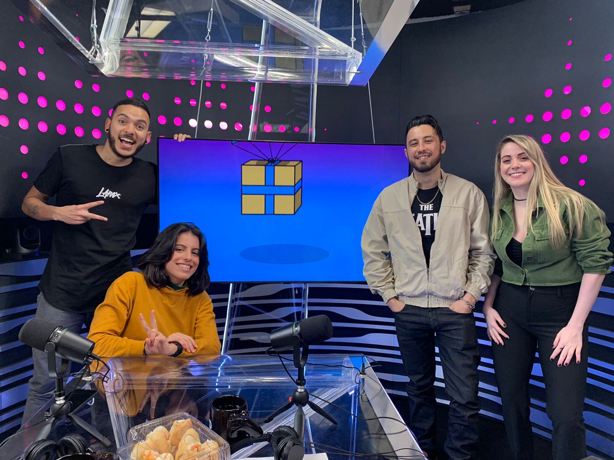 SBT_Games's tweet photo. O Dropados de hoje recebeu os dois vencedores da campanha #TheNextStreamers @lobinhodaweb e @bzfasty num papo sensacional com a @bianquinha182 e o @deercheerup!
O bzFasty fez promessa e pagou! https://t.co/NMs7qj7fyE