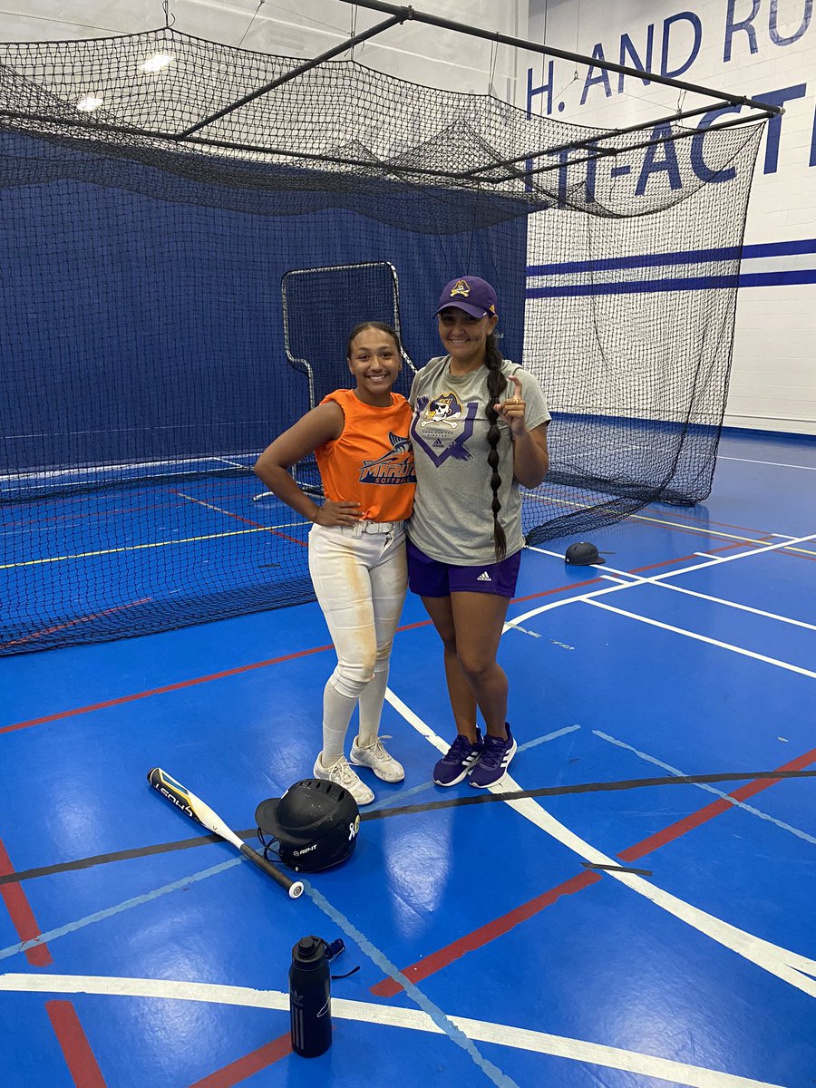kachelleMcmill1's tweet photo. I didn’t get to take a picture with everyone, but I would like to thank all of the amazing coaches at the Virginia Wesleyan college dreams camp for the great instruction and knowledge they gave! @Hampton_SB @VWUSOFTBALL @ECUSoftball https://t.co/wAxb0pR2JM
