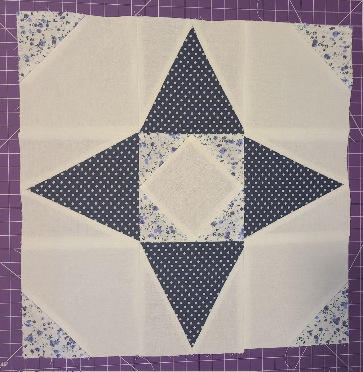 MalMations90's tweet photo. First 4 pointed blue star 😍😍 pretty happy with the turnout! #27of35 complete. The two patterns go so beautifully together #flowersanddots #blue #singersewing #quilting #anothertopblockdone #beautifulwork https://t.co/AjQWovmpF9