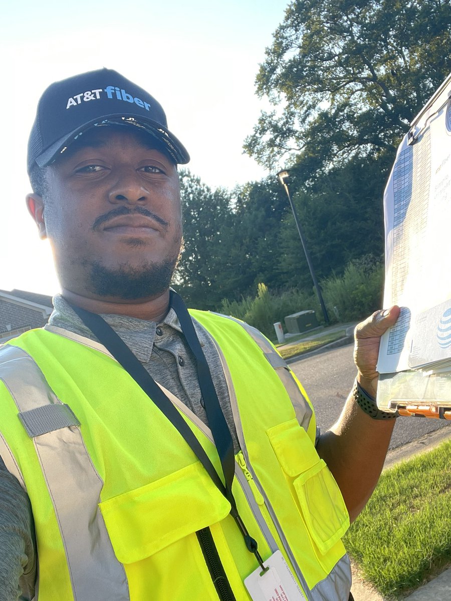 Excited to spread the fiber love to the Northridge community today! It’s only the beginning in Arkansas! @ssthefiberqueen <a href="/DominiqeW/">Dominique Williams</a> <a href="/WesleyKyleNeal/">Wesley Kyle Neal 🌵</a>  #ATTFiber #Fiberhunter