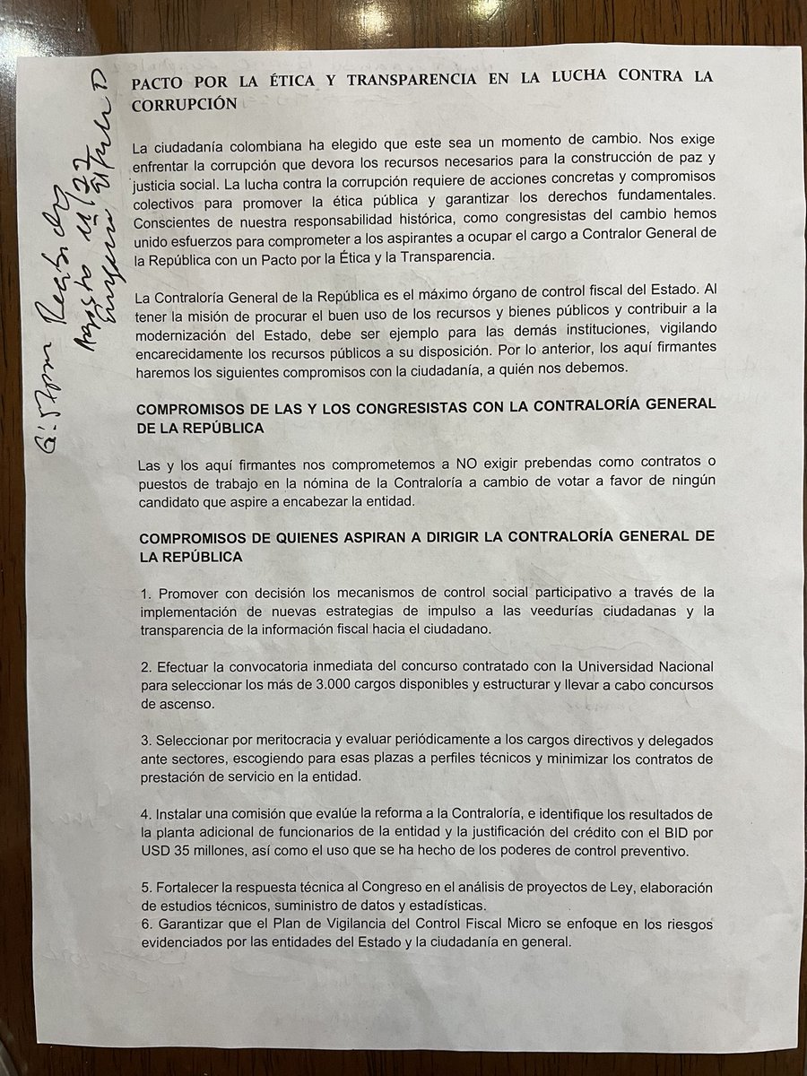 GustavoBolivar's tweet photo. #NoEsTardePara
Dimos golpe al clientelismo y a la corrupción.
L@s 10 candidat@s a la Contraloría firmaron pacto por la ética y la transparencia.
Se obligan a no dar puestos a congresistas, a suplir con concurso de  UNAL 3.000 cargos de carrera y aplicar meritocracia en directivos https://t.co/eGrX7BZmBX