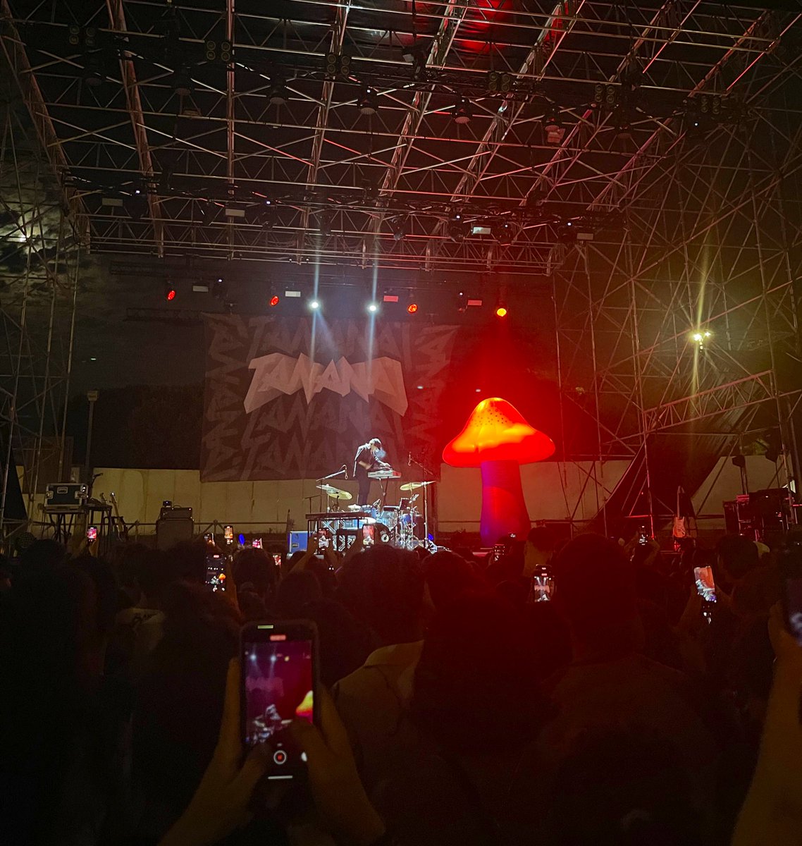 emmanuelap's tweet photo. Il concerto di @Tananai5 è stato un mix di scoperte: lui abile intrattenitore, grande conoscitore di musica, cantante sensibile e in crescita.
Grazie Tana ✨🫶🏻
#Tananai #Lecce #OversoundFestival https://t.co/b0Tsxd7k2c