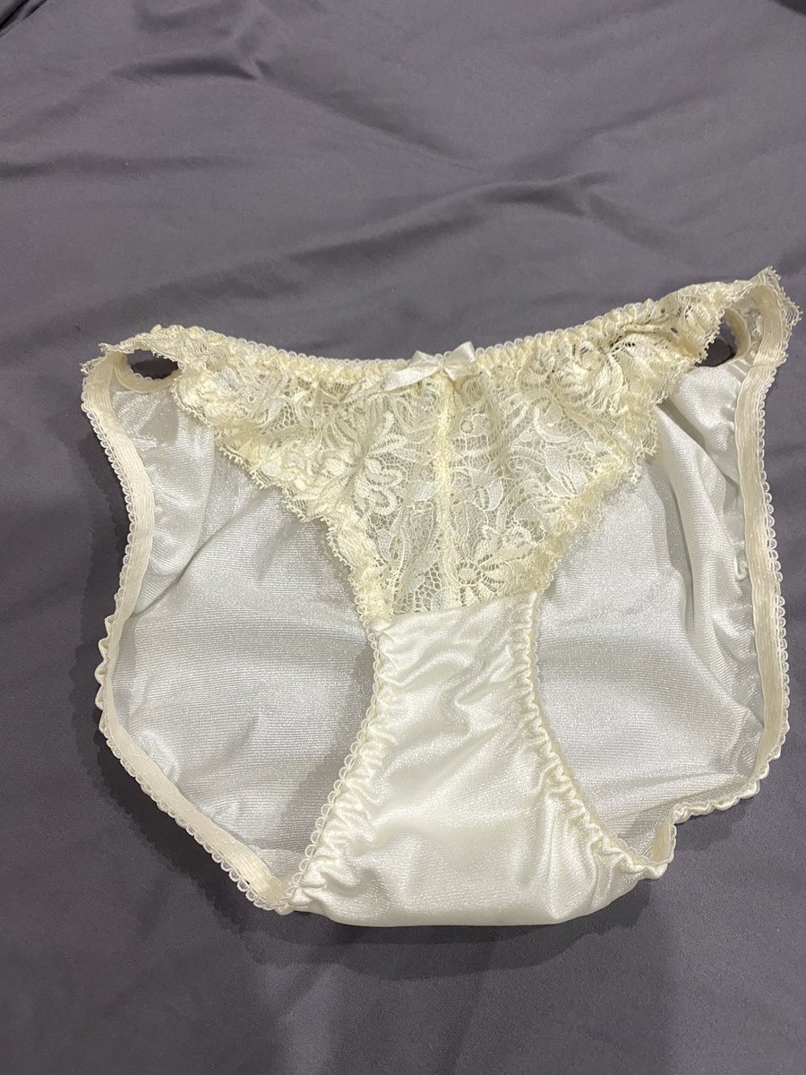 สีขาว ผ้าลื่นๆ