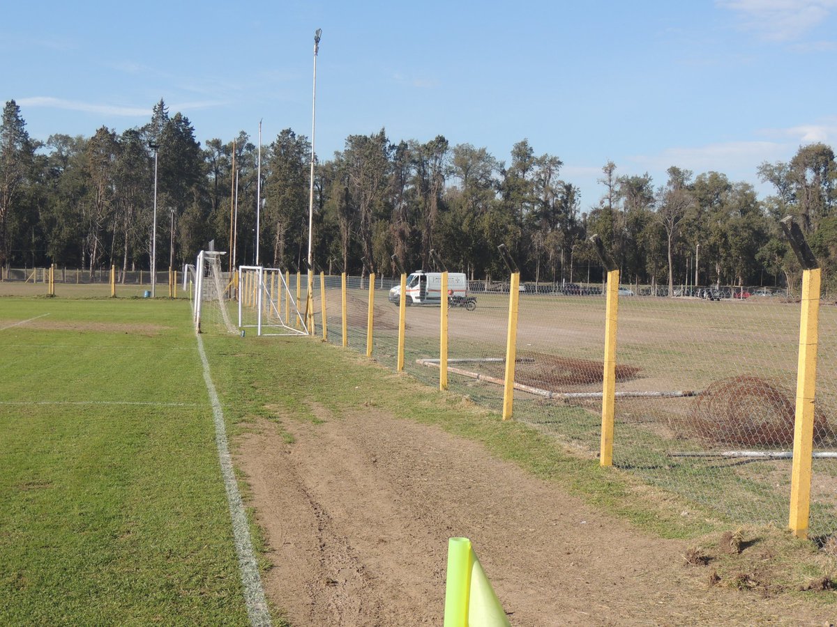 CSyDFlandria's tweet photo. 🚧OBRAS PARA SEGUIR CRECIENDO👷👷‍♀️ 

Finalizaron los trabajos de cerramiento de las canchas 2 y 3 del predio, reemplazando los viejos alambrados ✅

🔨👨‍🏭🔧 Se continúa trabajando en las canchas 4 y 5.

#ElOrgulloDeUnPueblo💛🖤
#UnClubQueCrece https://t.co/nO61uIcbiY