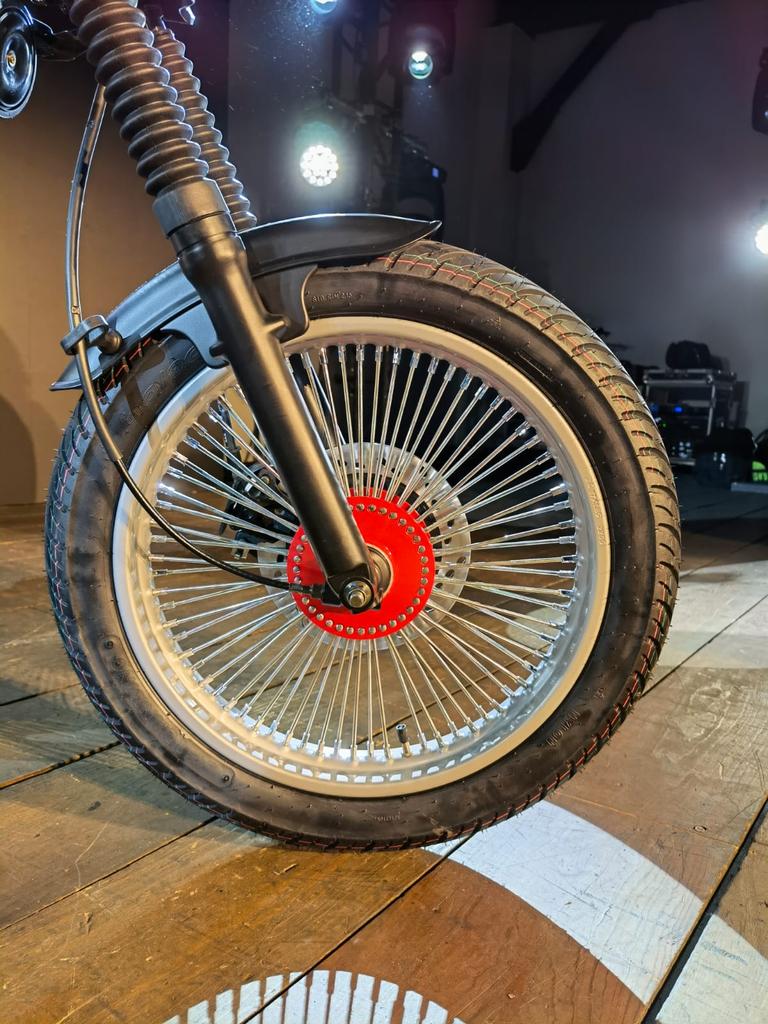 hablamosautos's tweet photo. Llega la renovada @ItalikaOficial #Sptfire. 

Mantiene la esencia #CafeRacer con detalles como los rines de rayos. Ahora tiene iluminación LED y puerto USB. 

El motor es monocilíndrico de 250cc, enfriado por aire. 

El precio es de $34,999 pesos.

#lanzamiento https://t.co/FHseCAapEn