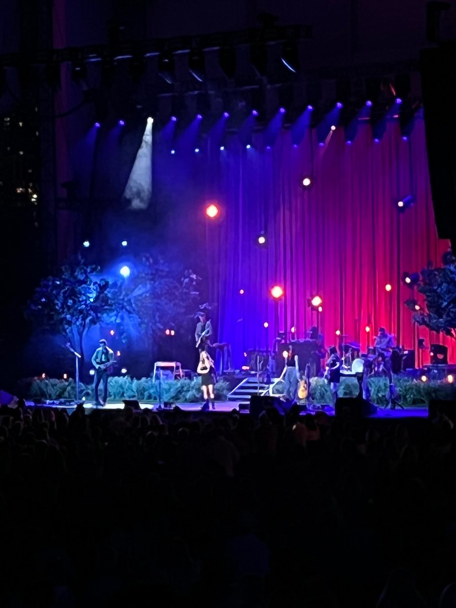 ammeymc's tweet photo. @MarenMorris we loved every minute of your show last night in Chicago and Natalie was so awesome too! https://t.co/czA0qPwuMW