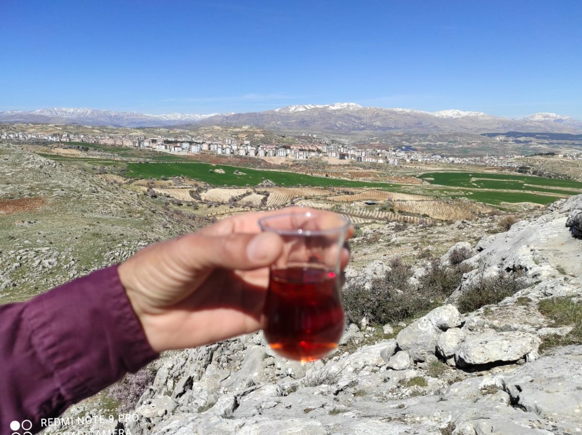 Neyseki çayın demi var, hayatın gamına inat.