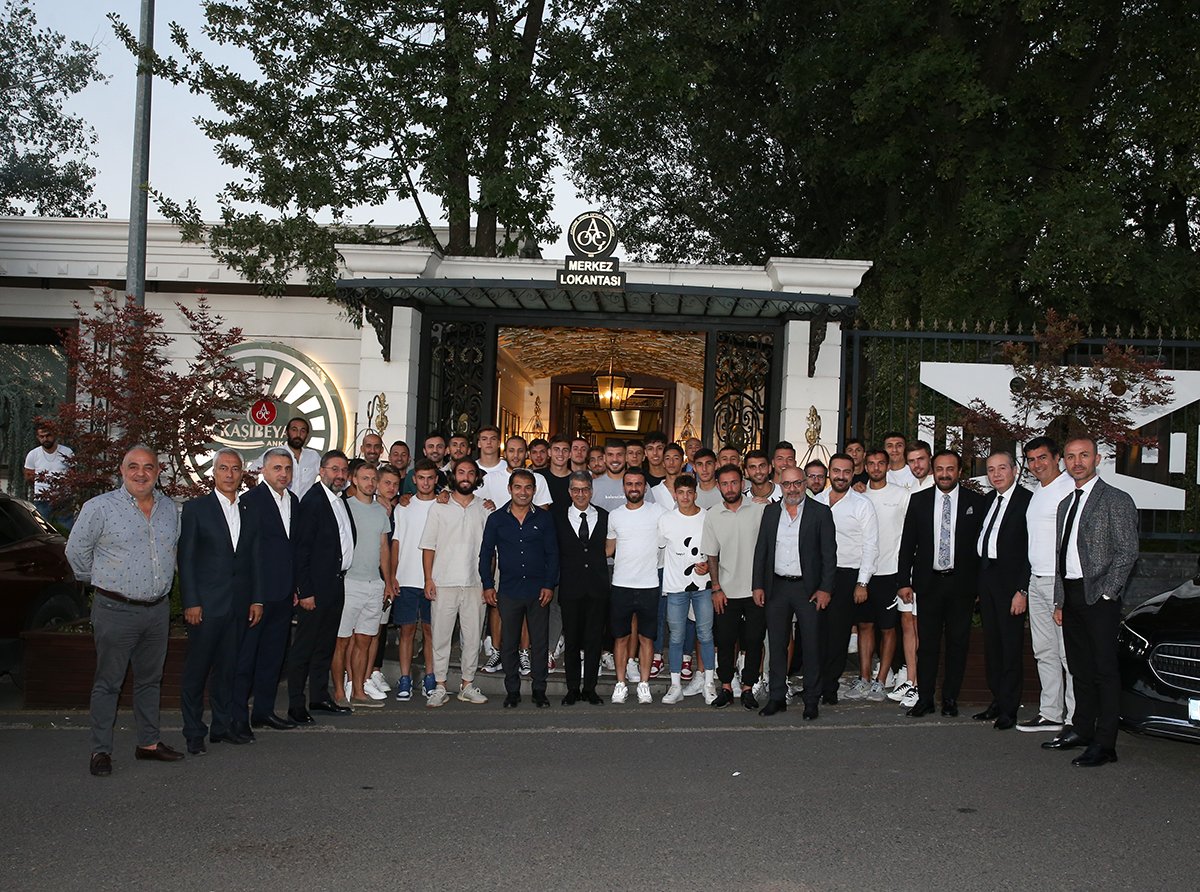 kirmizikara's tweet photo. Camiamız moral yemeğinde buluştu

Kulüp Başkanımız Talip Çankırı, yönetim kurulu üyelerimiz ve futbolcular, Altınordu maçı öncesi moral yemeğinde bir araya gelerek birliktelik mesajı verdi. 

🔗https://t.co/F5zmfzjV9g https://t.co/lsD4mmFCkc