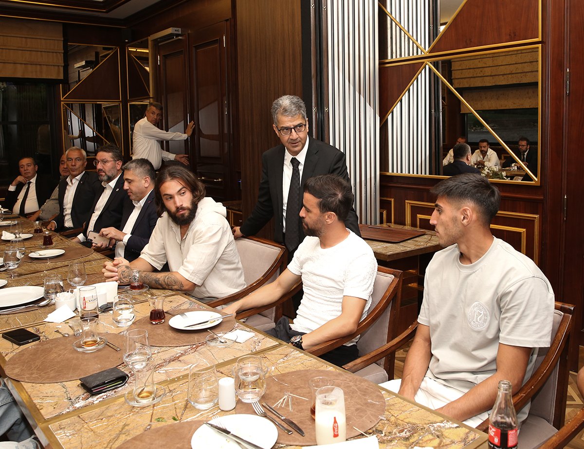Camiamız moral yemeğinde buluştu

Kulüp Başkanımız Talip Çankırı, yönetim kurulu üyelerimiz ve futbolcular, Altınordu maçı öncesi moral yemeğinde bir araya gelerek birliktelik mesajı verdi. 

🔗bit.ly/3C0FV6n