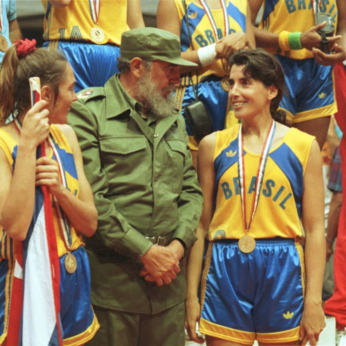 VulgoHoje's tweet photo. Em 11 de agosto, vulgo hoje, de 1991, @MagicPaula, Hortência & Cia conquistavam o ouro no basquete feminino dos Jogos Pan-Americanos de Havana, sob as barbas de Fidel. #VulgoHoje #basquete #JogosPanAmericanos #MagicPaula #Hortência #FidelCastro #Brasil #Cuba https://t.co/UOIzMqPW3O