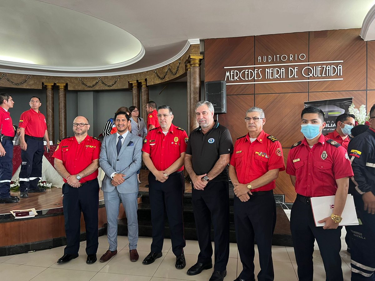 BomberosOBA's tweet photo. #NuestrosMiembros
El Presidente de @BomberosOBA, el Crnl. Martin Cucalón de Ycaza, acompañó al Crnl. Javier Astudillo Gómez, jefe de @MachalaBomberos, en el lanzamiento de la carrera virtual "Licenciatura en Ciencias de Fuego y Seguridad Contra Incendios". https://t.co/gTkuKgE1w0