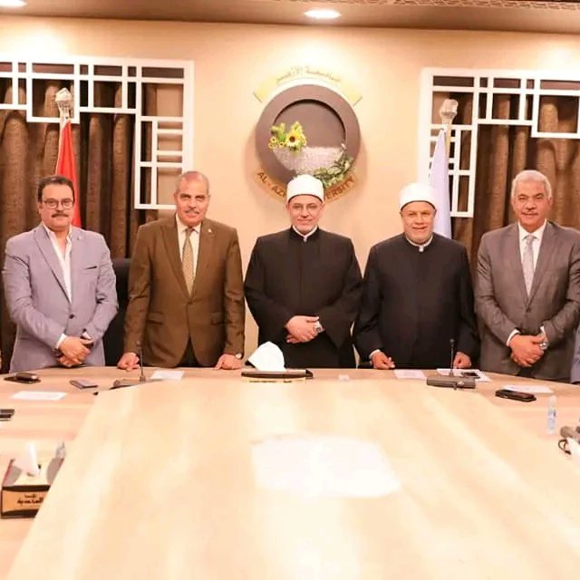 جامعة الأزهر تستقبل الدكتور سلامة داود رئيس الجامعة الجديد  

استقبلت جامعة الأزهر اليوم الخميس الموافق 11 من أغسطس 2022م الدكتور سلامة جمعة علي داود، رئيس جامعة الأزهر الجديد، والذي صدر له قرار فضيلة الإمام الأكبر الأستاذ الدكتور أحمد الطيب شيخ الأزهر الشريف، أمس الأربعاء،