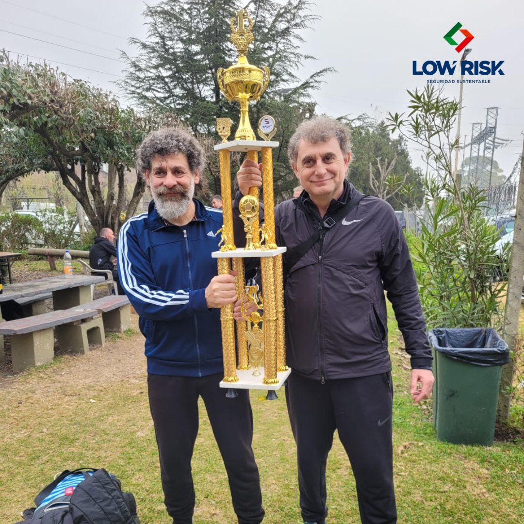 lowrisk_ss's tweet photo. ⚽ ¡Huracanes de Bernal bicampeones Masters 55 de #SportEvents!

🏆 Claudio e Isidoro de Low Risk con la copa en alto. ¡Felicidades campeones! 🙌🏼

#LowRisk #SeguridadSustentable #SeguridadElectrónica #Seguridad #Futbol #FutbolAmateur #Campeones https://t.co/AjCWvY24IX