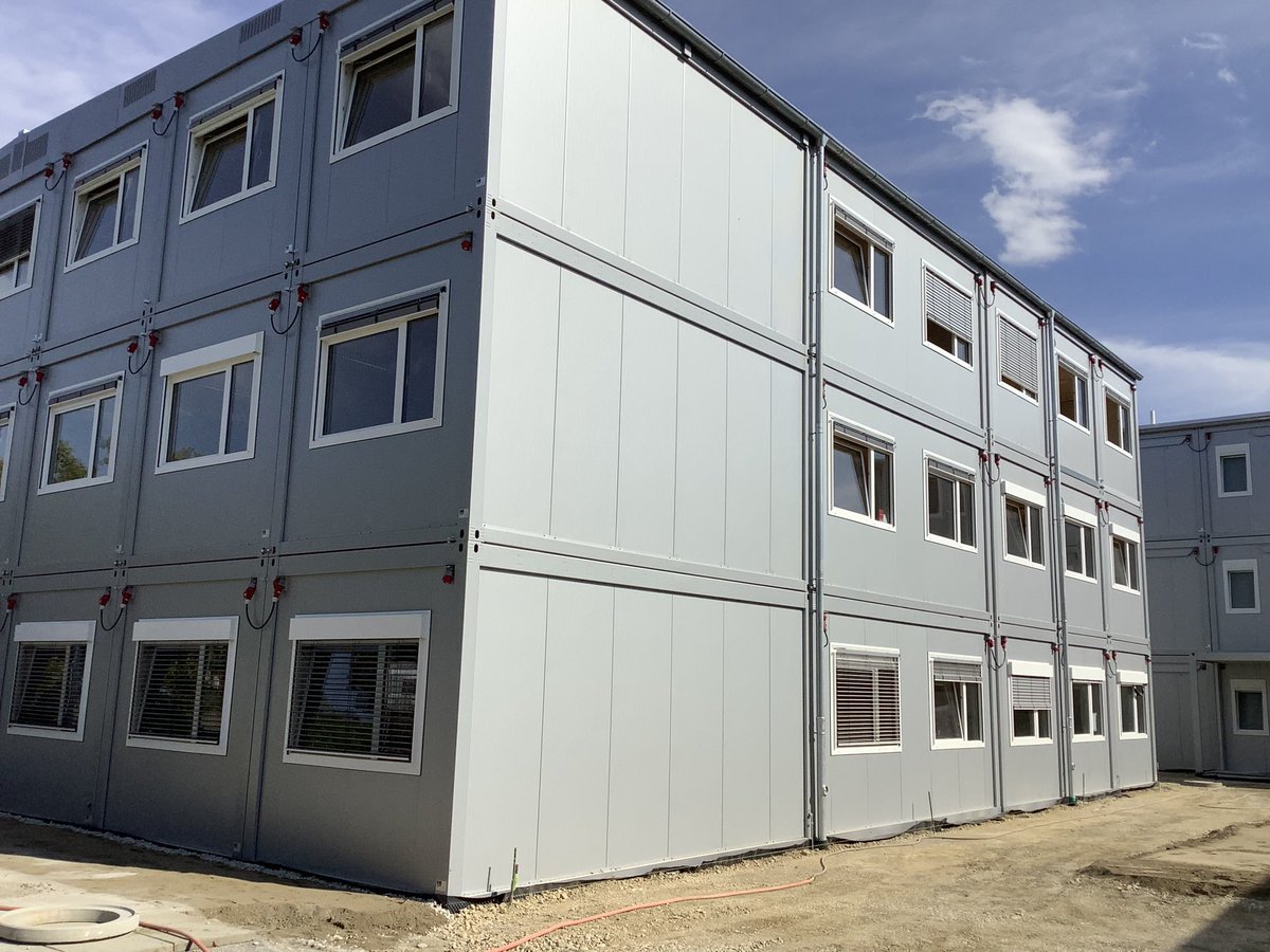 MRechthaler's tweet photo. Zuletzt die größte städtische Baumaßnahme nach dem Theater: die Sanierung der FOS/BOS/RWS (<110 Mio.). Wir konnten die neu aufgestellten Container bewundern. Ich war positiv überrascht: dort drin sieht es heimeliger aus, als ich mir vorgestellt hatte! Zuerst zieht die RWS um. 3/3 https://t.co/K3NwEYocU0