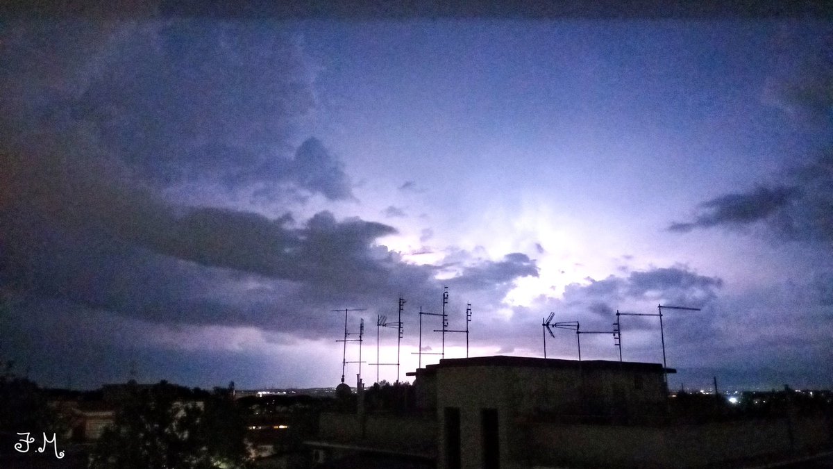 MenentiFranco's tweet photo. #temporale notturno su #Roma @ThePhotoHour  @StormHour @Abitarearoma https://t.co/Pbtuop6zBp