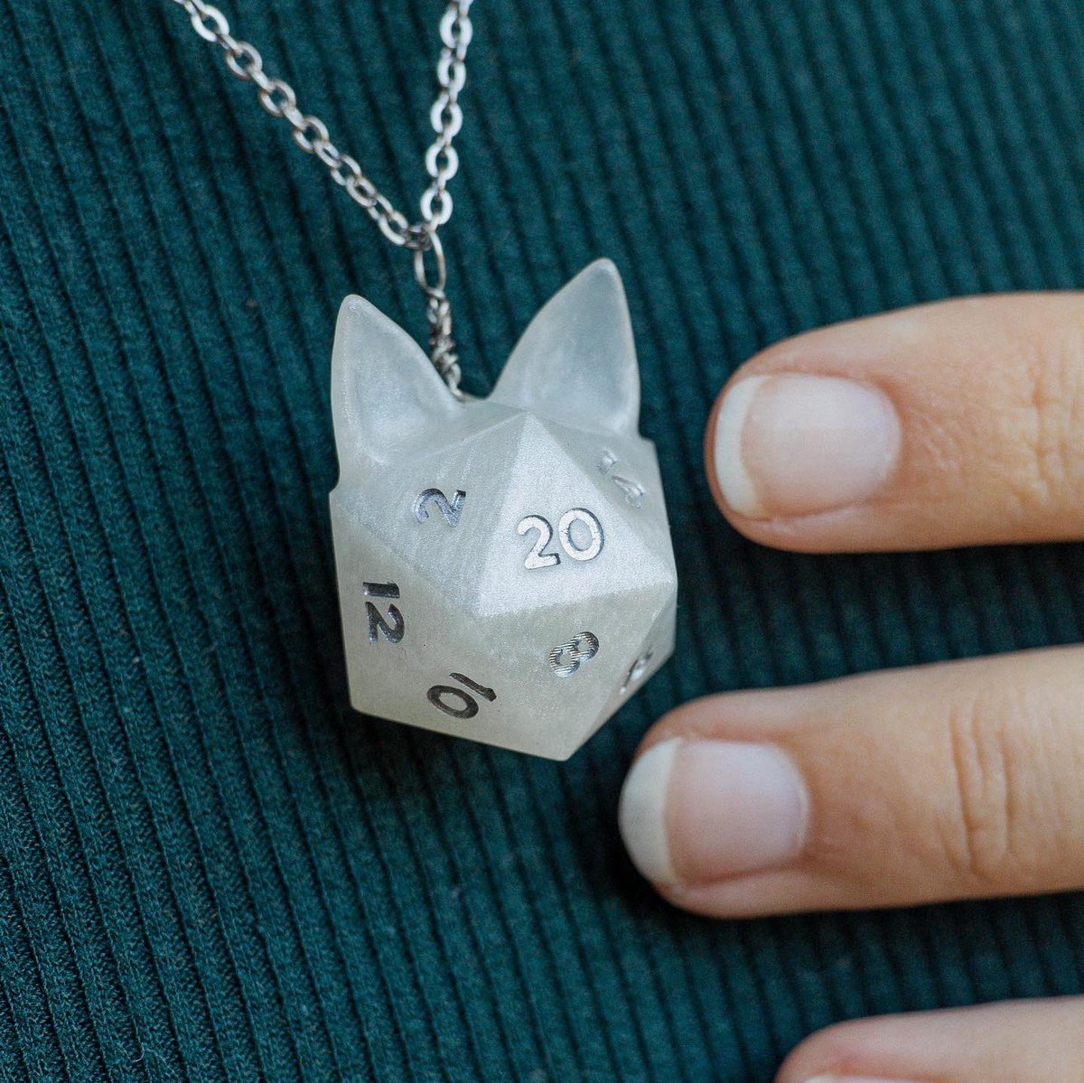 _GrinningKitten's tweet photo. The Leon iCATsahedron necklace.

Available during this month’s shop update!

#ttrpg #dnd #d20 #dice #dicemaker #handmadejewelry #dimension20 #cat https://t.co/rrL80FIAaT