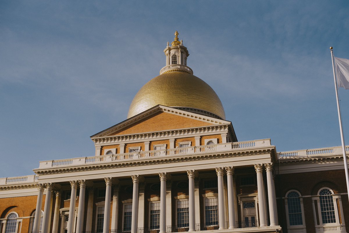 GREAT NEWS: @MassGovernor has signed the landmark #MAClimateBill into law! The bill will: 🏘️ Make homes and buildings more clean, healthy + efficient 🚘 Accelerate #EVs 🌬️ Build out #renewables like #OffshoreWind Important building #decarbonization provisions include... ⬇️1/4