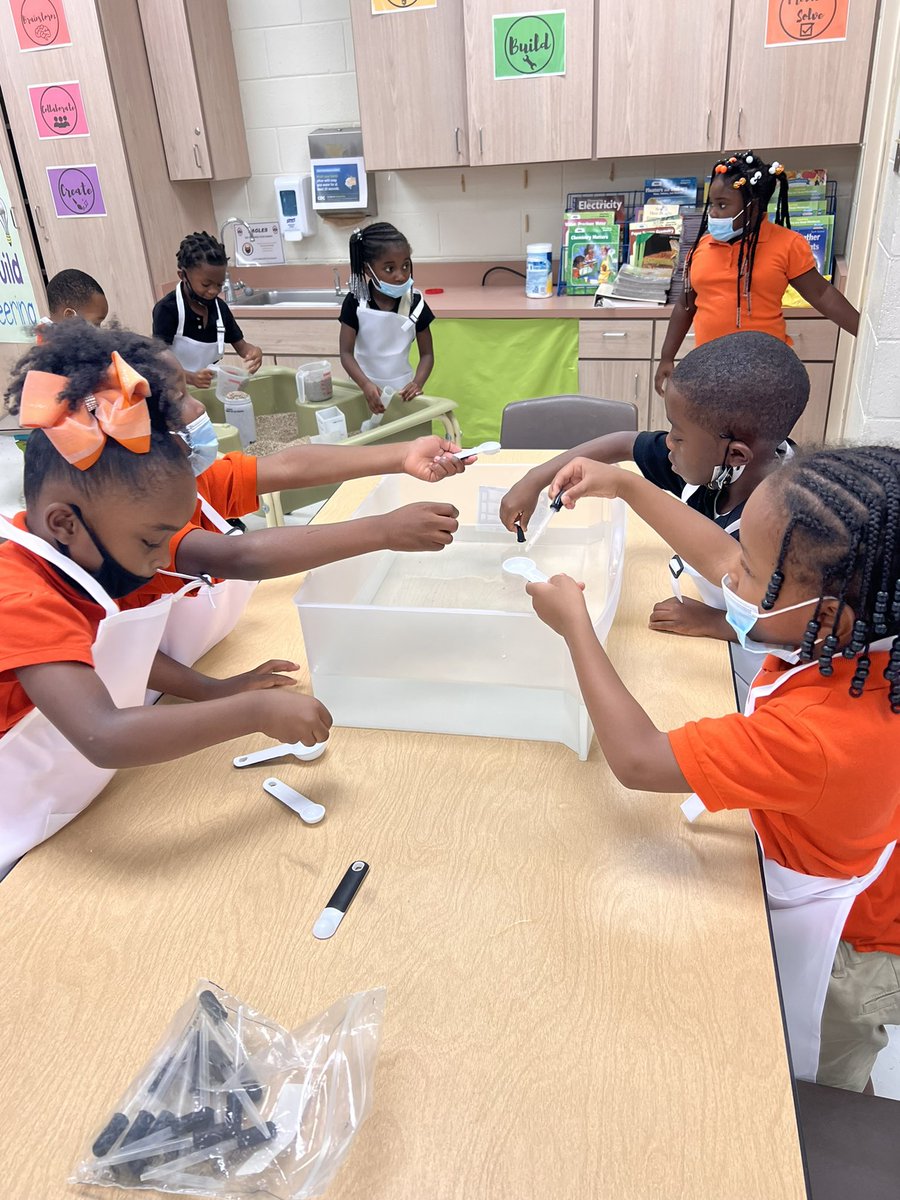 Loveat1stg's tweet photo. Jr. Scientists using science tools to explore the world…and our new STEAM Lab. @McCroreyListon https://t.co/YkOzUNrQJC