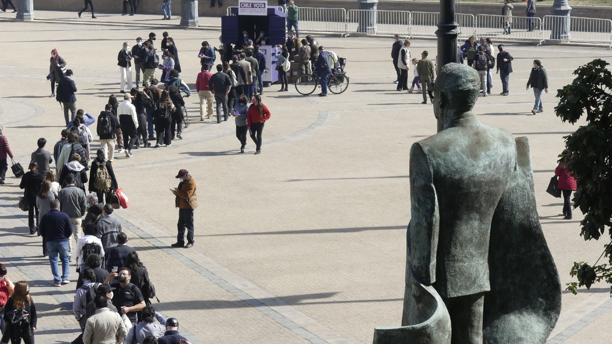 Miles d personas esperando recibir el libro de nueva const, frente a la estatua del Presidente Allende. Que simbólico y hermoso. Pensar que en 50 años más, todo este proceso estará en la historia de Chile y seria inútil no estar en el lado correcto. APRUEBO ✊
#AprobamosFelices