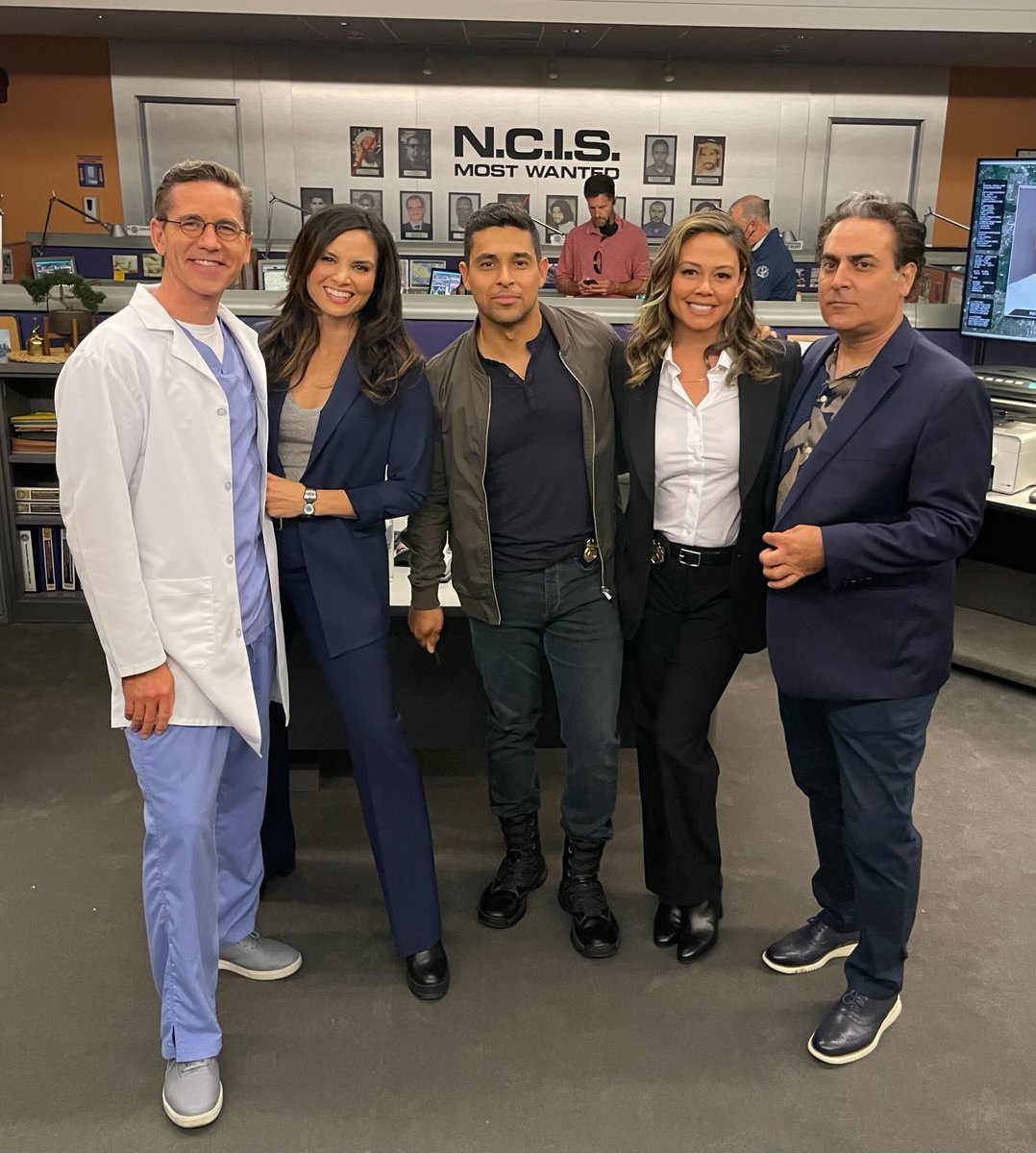 ncisverse's tweet photo. Just when we thought the squad room couldn’t get any better – our friends from the island showed up! You won’t want to miss the two-hour #NCIS and #NCISHawaii premiere crossover event happening Monday, September 19 at 9/8c! https://t.co/fwZDEHkixa